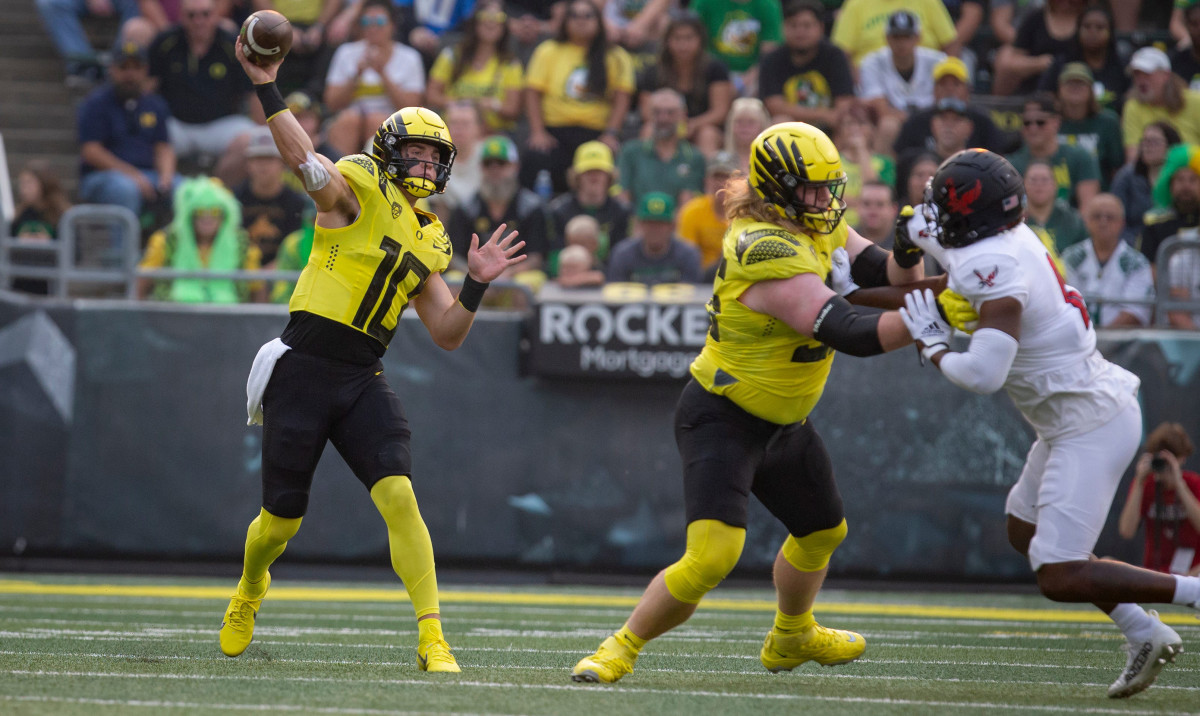 Oregon Ducks quarterback Bo Nix throws a pass against the Eastern Washington Eagles.
